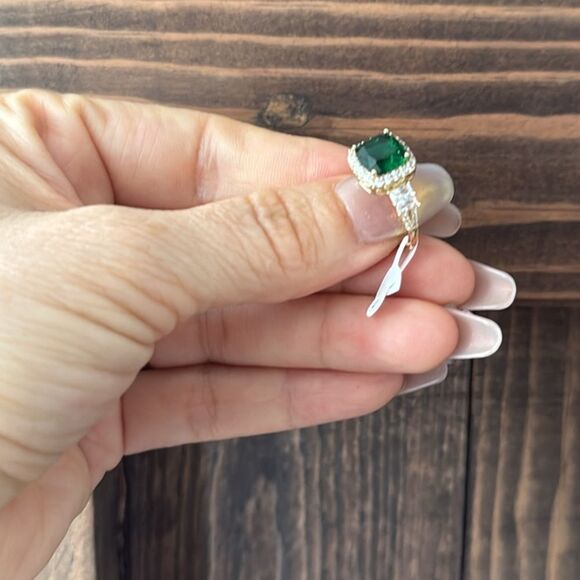 Elegant 14K Gold Plated Green Zirconia Women's Ring - Picture 3 of 10